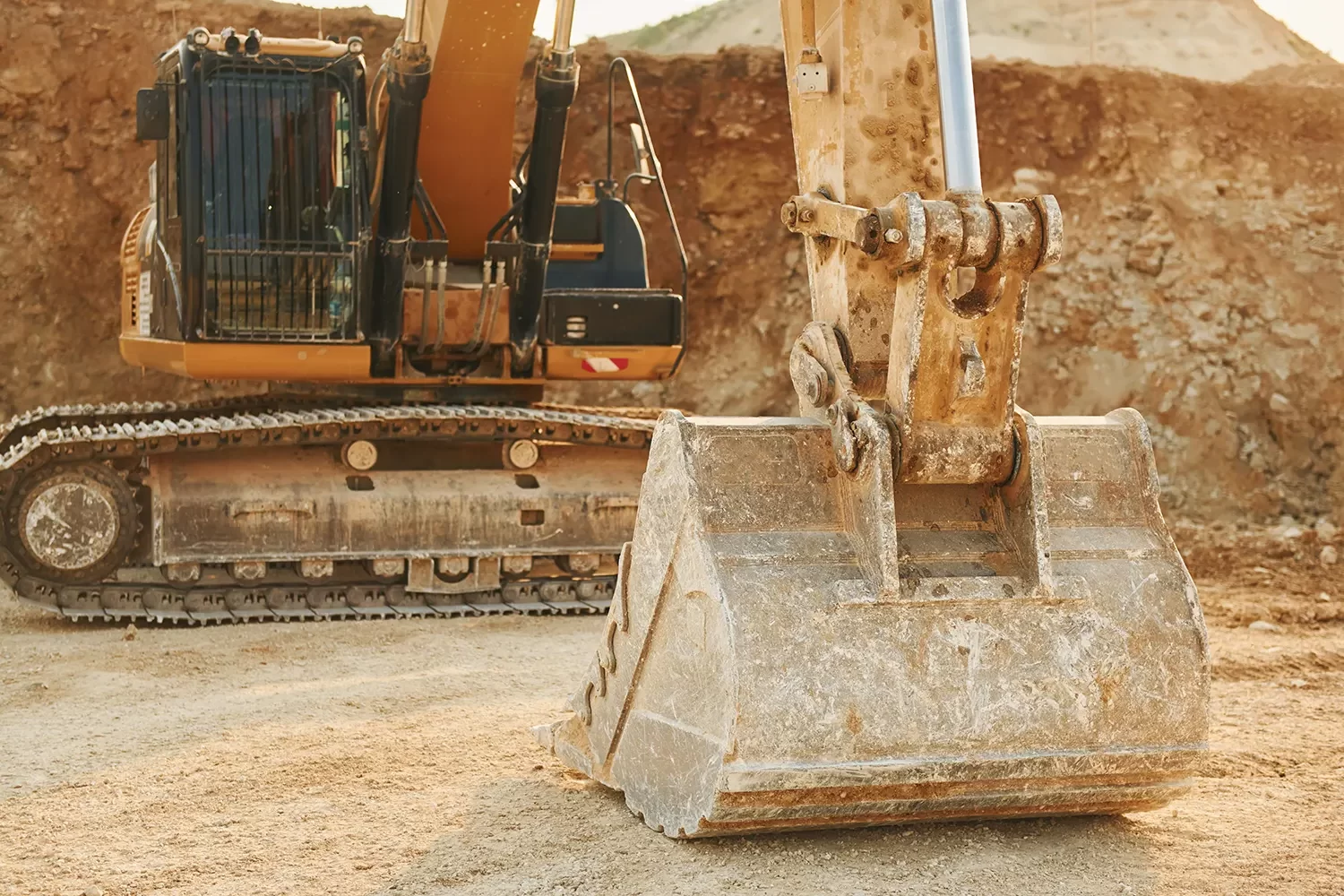 Stor grävmaskin står redo för markarbete i Sollentuna.